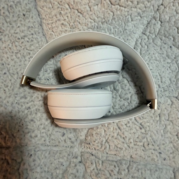 Beats White Headphones Solo 4 - Picture 5 of 8